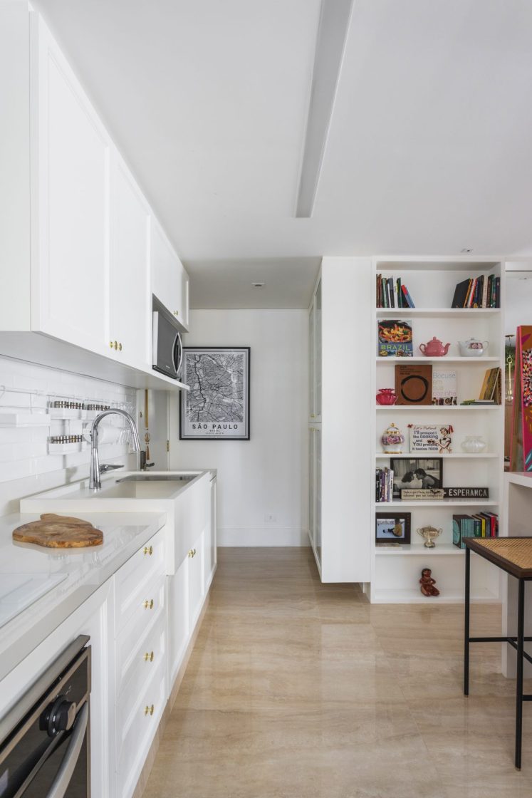 Cozinha funcional e bonita com armários brancos, estante decorativa e elementos personalizados