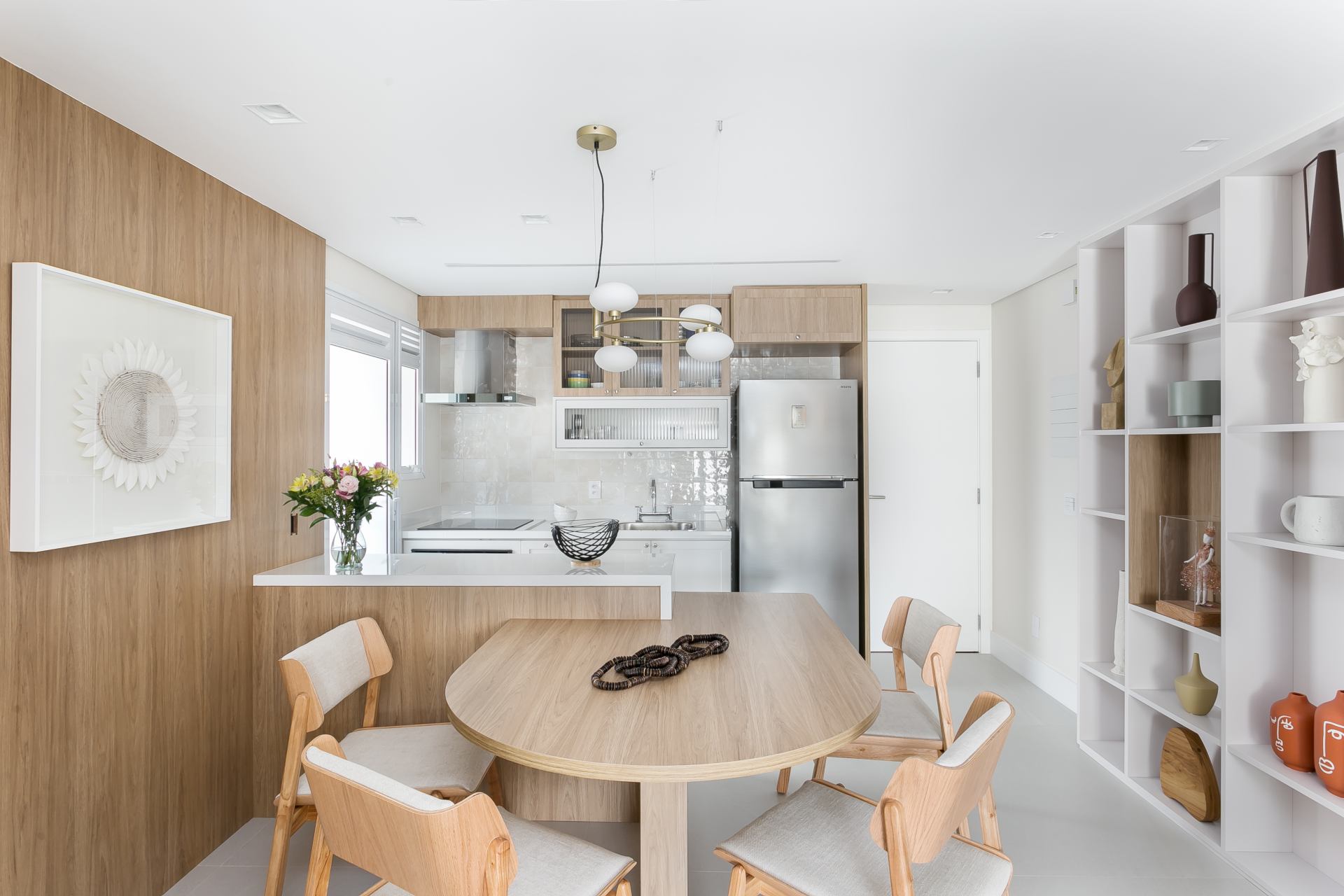 Cozinha funcional e bonita com estilo minimalista, tons claros e integração com sala de jantar